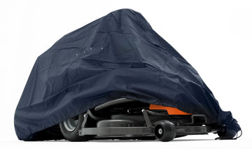 Housse de protection imperméable pour tracteurs tondeuses Husqvarna Riders. Résistante à l’eau, à la poussière et aux UV. Compatibilité universelle, idéale pour stockage et hivernage.