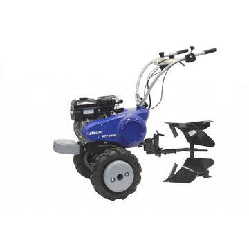 Motobineuse STAUB STV 3800 avec kit labour : moteur 208 cm³, charrue, roues 400×8, masses, 2 vitesses avant + 1 arrière, guidon réglable. Motoculteur puissant pour grandes surfaces.