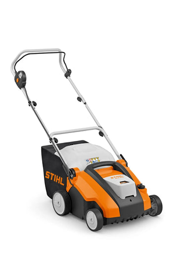 Scarificateur STIHL RLA 240 sans fil 36 V, largeur 34 cm, 10 couteaux. Léger, maniable, avec bac 50 L. Idéal pelouses jusqu’à 250 m². Confort, autonomie et performance garanties.