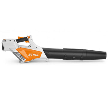 Souffleur STIHL BGA 57 (38 V) léger et puissant. Silencieux, maniable (2,3 kg), avec 600 m³/h et 162 km/h pour un nettoyage rapide des jardins, allées ou terrasses.