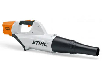 Souffleur à main STIHL BGA 85 Lithium-Ion Pro 36V, débit 845 m³/h, vitesse 201,6 km/h. Puissant, léger (3,2 kg) et ergonomique pour un nettoyage efficace et confortable.