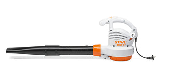 Souffleur à main STIHL BGE 71 électrique 1.1 kW, 230 V, léger 3 kg, débit 670 m³/h, vitesse 252 km/h. Outil maniable pour soufflage feuilles, débris, jardinage et nettoyage extérieur.