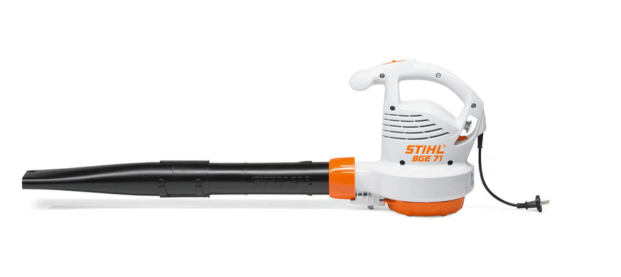 Souffleur à main STIHL BGE 71 électrique 1.1 kW, 230 V, léger 3 kg, débit 670 m³/h, vitesse 252 km/h. Outil maniable pour soufflage feuilles, débris, jardinage et nettoyage extérieur.