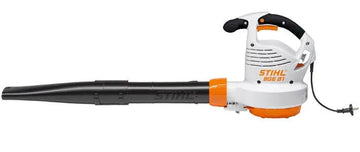 Souffleur à main STIHL BGE 81 électrique 1.4 kW, 230 V, léger 3,3 kg, débit 750 m³/h, vitesse 295 km/h. Outil maniable pour soufflage feuilles, jardinage, nettoyage extérieur.
