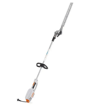 Taille-haie perche STIHL HLE 71 K : 600 W, lamier 500 mm, dents 35 mm, longueur 211 cm. Taille-haie électrique compact, maniable et performant pour haies hautes.