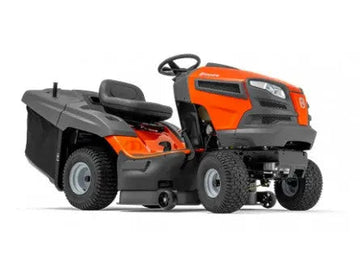 Tondeuse autoportée HUSQVARNA TC 139 T thermique bicylindre 656 cm³, coupe 97 cm, bac 320 L, transmission hydrostatique au pied. Puissante, maniable, idéale grandes pelouses.