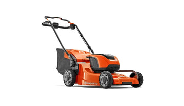 Tondeuse HUSQVARNA LC 247 iX à batterie 47 cm, bac 55 L, silencieuse et maniable. Compatible BLI20/30/200/300. Autonomie jusqu'à 45 min. Tonte sans fil et sans effort.