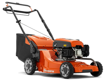 Tondeuse HUSQVARNA LC 247 S thermique 47 cm avec bac 55 L. Moteur HS 139 A, traction 4 km/h, réglage centralisé, TrioClip. Idéale pour jardins de taille moyenne.