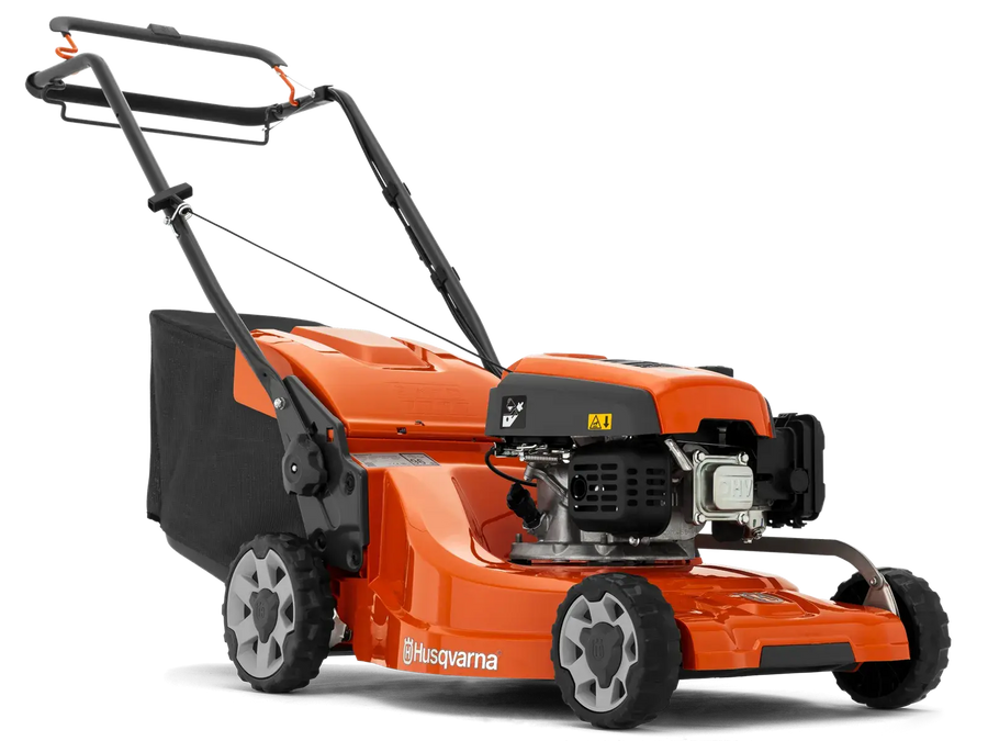 Tondeuse HUSQVARNA LC 247 S thermique 47 cm avec bac 55 L. Moteur HS 139 A, traction 4 km/h, réglage centralisé, TrioClip. Idéale pour jardins de taille moyenne.
