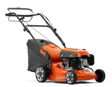 Tondeuse HUSQVARNA LC 247 SP thermique 47 cm avec moteur B&S 575 EX. Tractée 4 km/h, bac 55 L, réglage centralisé, TrioClip. Efficace et polyvalente pour jardinier exigeant.