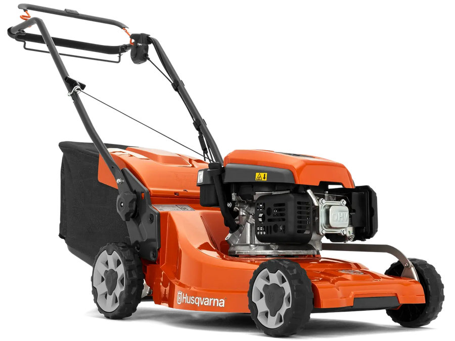 Tondeuse HUSQVARNA LC 347 V thermique avec moteur 650 EXI B&S. Largeur 47 cm, traction variable 5 km/h, bac 55 L, TrioClip. Robuste et performante pour grandes pelouses.
