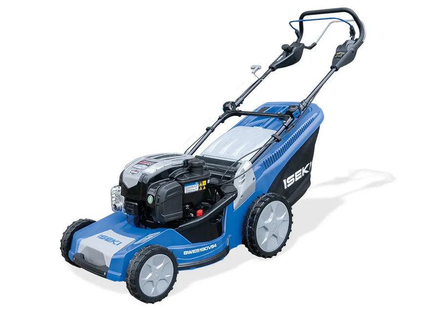 Tondeuse ISEKI SWE 5211 VSB4 thermique avec moteur 190 cm³ Briggs & Stratton, coupe 52 cm, bac 75 L, mulching et carter aluminium. Idéale pour jardins jusqu’à 1500 m².