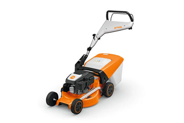 Tondeuse STIHL RM 248 T thermique tractée avec moteur Briggs & Stratton 140 cm³, largeur 46 cm, bac 55 L, guidon repliable, idéale pour les jardins jusqu'à 1 200 m².