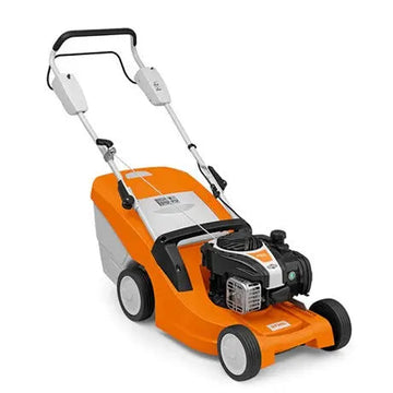 Tondeuse STIHL RM 443 poussée thermique 41 cm avec moteur Briggs & Stratton, bac 55L, carter polymère. Légère, maniable, idéale pour les surfaces moyennes.