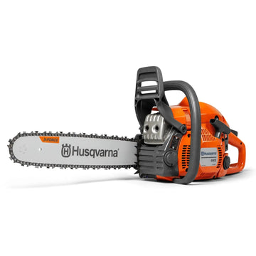 Tronçonneuse HUSQVARNA 445 II – Thermique 45 cm, 2100 W, 4,9 kg. Moteur 2 temps, guide-chaîne + 2 chaînes HUSQVARNA inclus. Idéale pour abattre, couper du bois et élaguer efficacement.