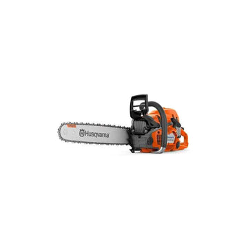 Tronçonneuse HUSQVARNA 555 thermique, 59,8 cm³, 3,1 kW, guide 45 cm. Livrée avec 2 chaînes HUSQVARNA. Parfaite pour abattage, débitage et coupe intensive du bois.