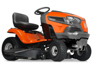 Tondeuse autoportée HUSQVARNA TS 142 T, thermique 764 cm³ bi-cylindre, coupe 107 cm, transmission hydrostatique, éjection latérale, essieu fonte. Idéale pour grandes surfaces.